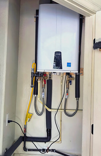 https://scarboroughhotwater.com.au/uploads/2025/06/instant-hot-water-systems-35536.jpg